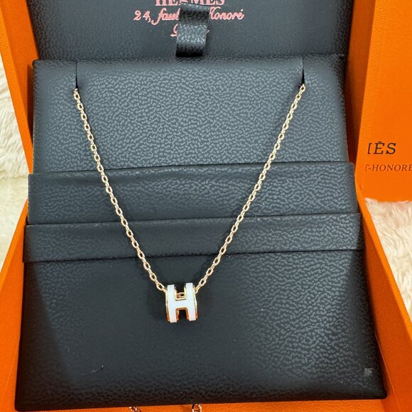 hermes white necklace is beautiful. - Picture 2 of 5